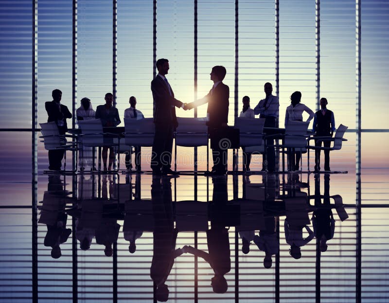 Dwa biznesmenów Handshaking z ich kolegami obrazy stock