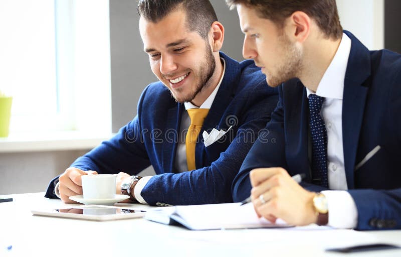 Dwa biznesmenów ufny networking obraz stock Dwa biznesmenów ufny networking obraz stock