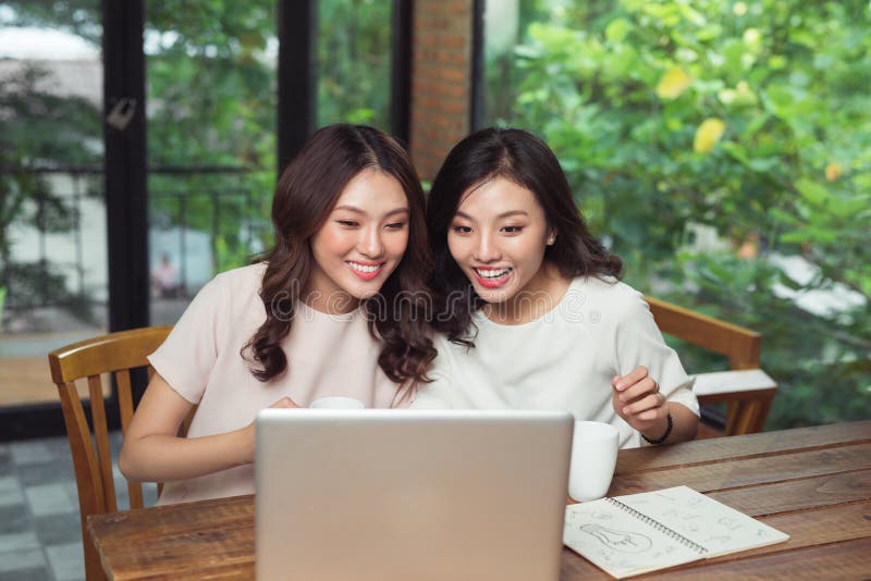 Dwa bizneswomanu pracuje wpólnie Dziewczyna siedzi przy stołem wewnątrz zdjęcie royalty free Dwa bizneswomanu pracuje wpólnie Dziewczyna siedzi przy stołem wewnątrz zdjęcie royalty free