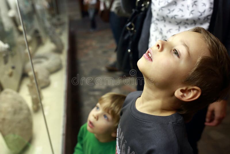 Dwa brata w muzeum fotografia royalty free Dwa brata w muzeum fotografia royalty free