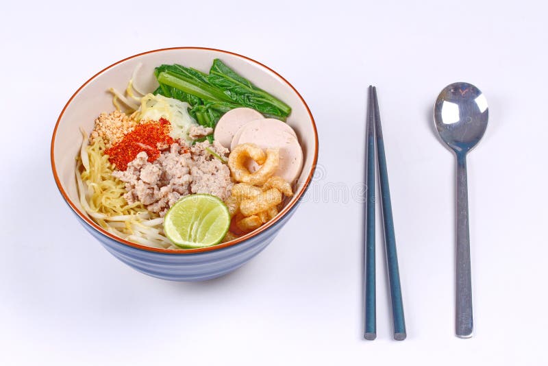 Dwa brzmień kluski, biel i kolor żółty, z Tom yum obrazy stock Dwa brzmień kluski, biel i kolor żółty, z Tom yum obrazy stock