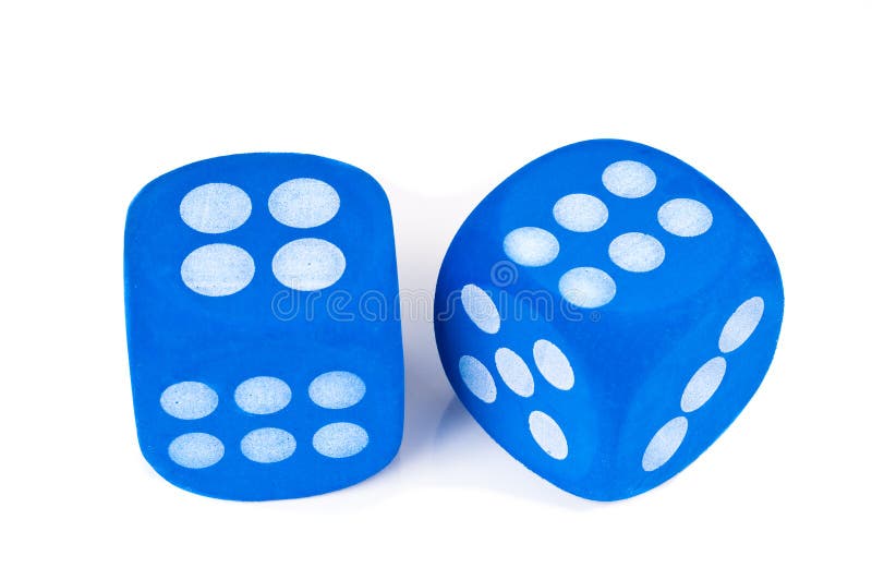 Dwa błękitnego kostka do gry na białym tle.