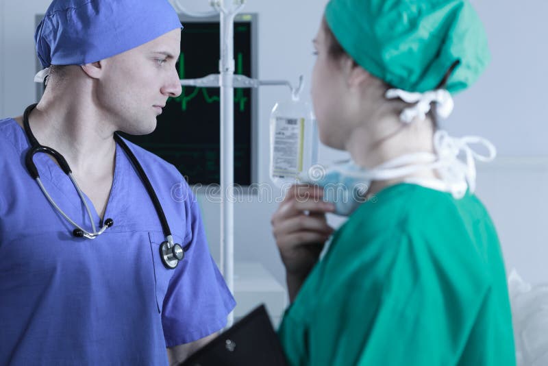 Dwa chirurga w bezpłodnych pętaczkach zdjęcie stock Dwa chirurga w bezpłodnych pętaczkach zdjęcie stock