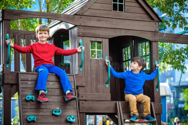 Dwa chłopiec bawić się wpólnie i ma zabawę Styl życia famil fotografia stock Dwa chłopiec bawić się wpólnie i ma zabawę Styl życia famil fotografia stock