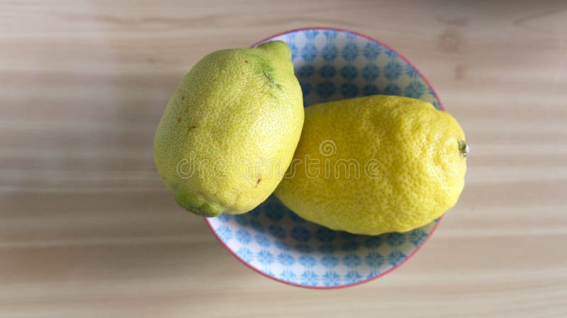 Dwa cytryny na drewnianym stole zdjęcie stock Dwa cytryny na drewnianym stole zdjęcie stock