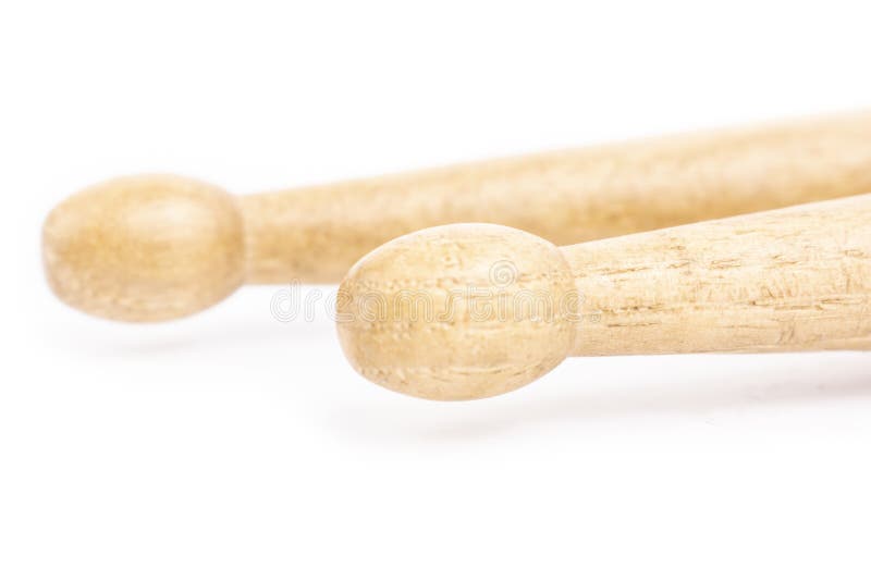 Dwa drewnianego drumsticks kłama, odizolowywający na białym tle obraz royalty free Dwa drewnianego drumsticks kłama, odizolowywający na białym tle obraz royalty free