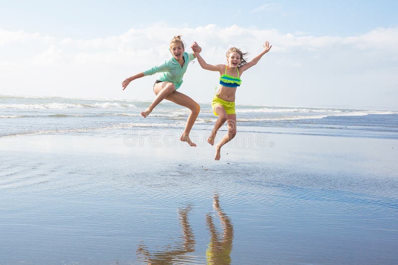 Dwa dzieciaka skacze przy plażą obraz stock Dwa dzieciaka skacze przy plażą obraz stock