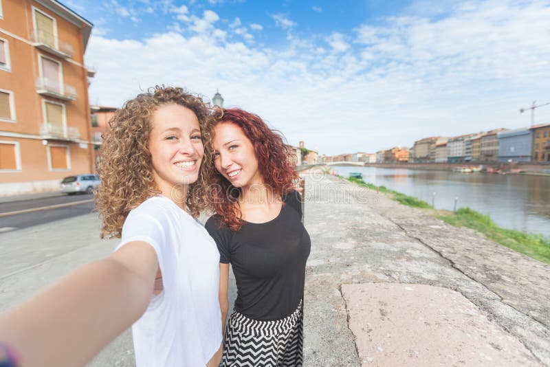 Dwa dziewczyny bierze selfie w mieście zdjęcie stock Dwa dziewczyny bierze selfie w mieście zdjęcie stock