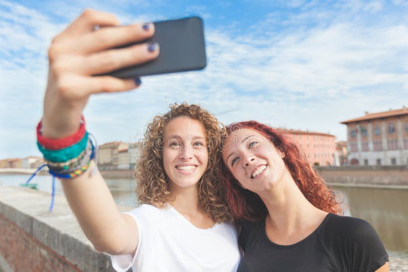 Dwa dziewczyny bierze selfie w mieście zdjęcie royalty free Dwa dziewczyny bierze selfie w mieście zdjęcie royalty free