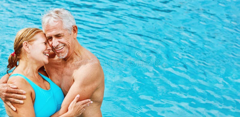 Dwa enamored seniora jako para w hotelowym basenie obrazy royalty free Dwa enamored seniora jako para w hotelowym basenie obrazy royalty free