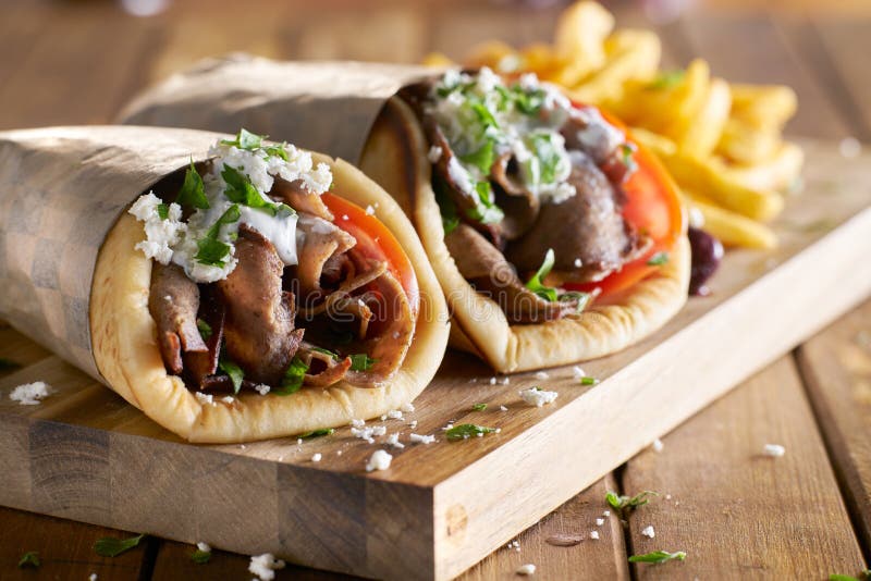 Dwa greckiego gyros z ogolonymi baranka i francuza dłoniakami fotografia royalty free Dwa greckiego gyros z ogolonymi baranka i francuza dłoniakami fotografia royalty free