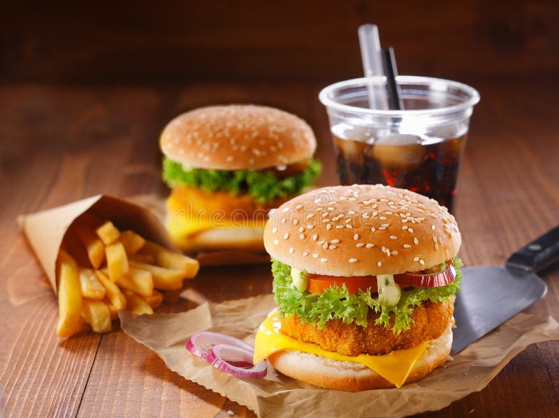 Dwa hamburgeru, smażyć grule i soda, zdjęcia stock Dwa hamburgeru, smażyć grule i soda, zdjęcia stock