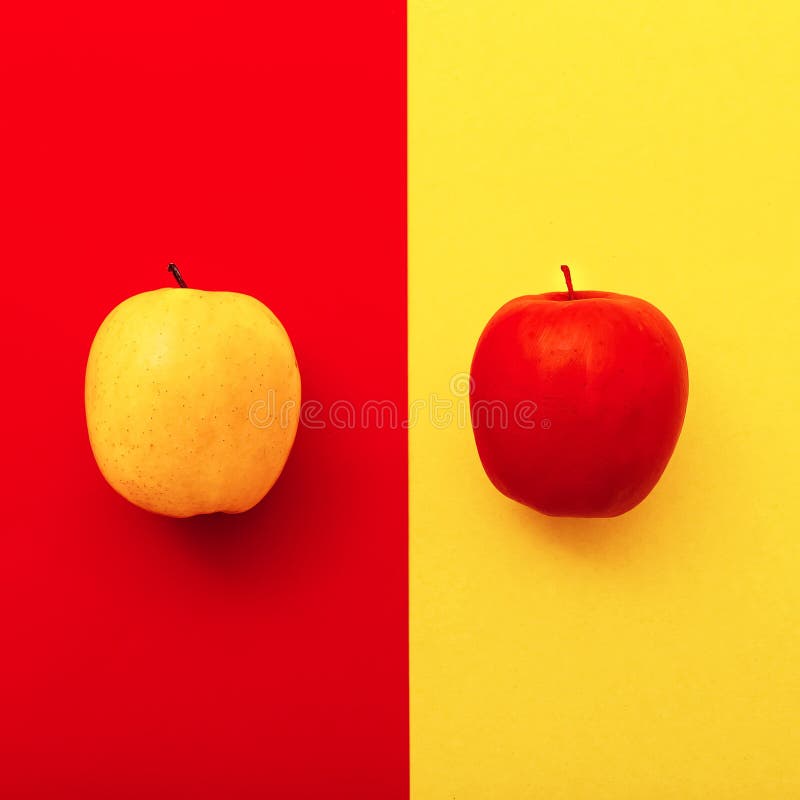 Dwa jabłka na jaskrawych tło geometria minimalny styl fotografia stock Dwa jabłka na jaskrawych tło geometria minimalny styl fotografia stock