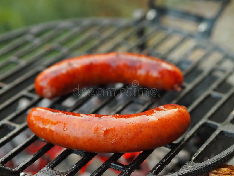 Dwa kiełbasy na grillu obraz royalty free Dwa kiełbasy na grillu obraz royalty free