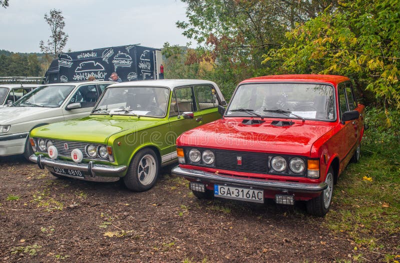 Dwa Klasyka Polskiego Samochodu Polski Fiat 125p Zdjęcie