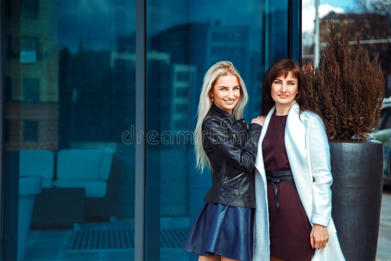 Dwa kobiet piękna blondynka i brunetka pozuje outdoors zdjęcie stock Dwa kobiet piękna blondynka i brunetka pozuje outdoors zdjęcie stock