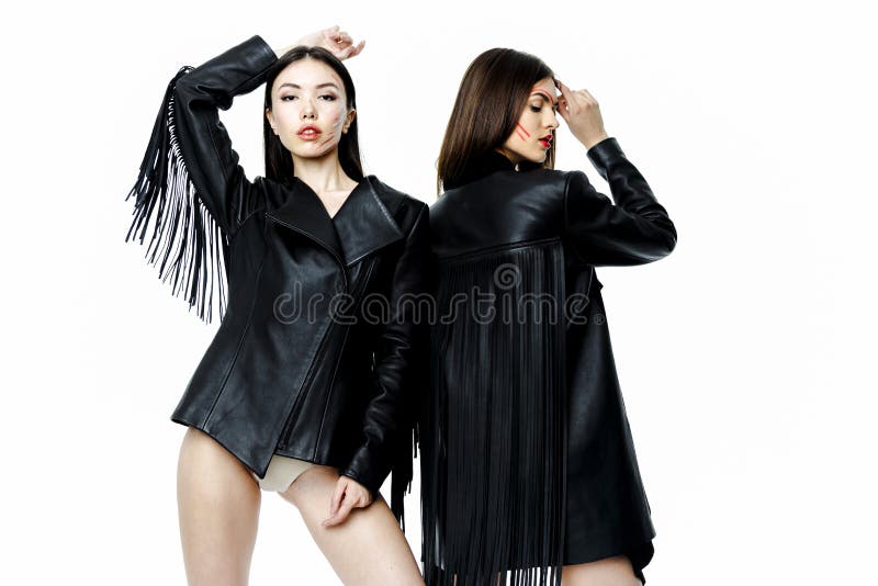Dwa kobieta w czarnych skórzanych kurtkach