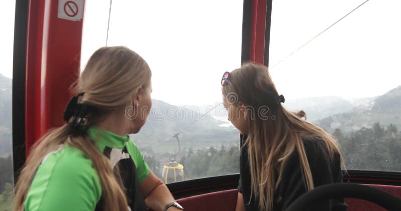 Dwa kobiety wspinają się funicular góry