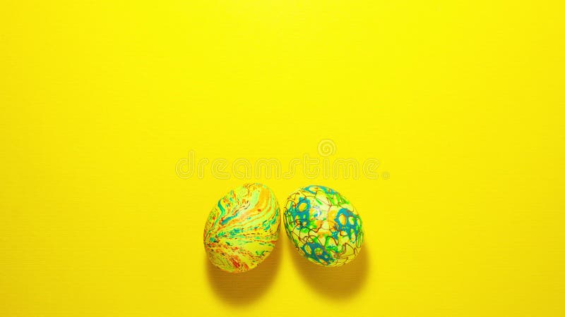 Dwa kolorowe jaja wielkanocne na żółtym tle. zatrzymaj animację ruchu płaska warstwa z przestrzenią kopiowania