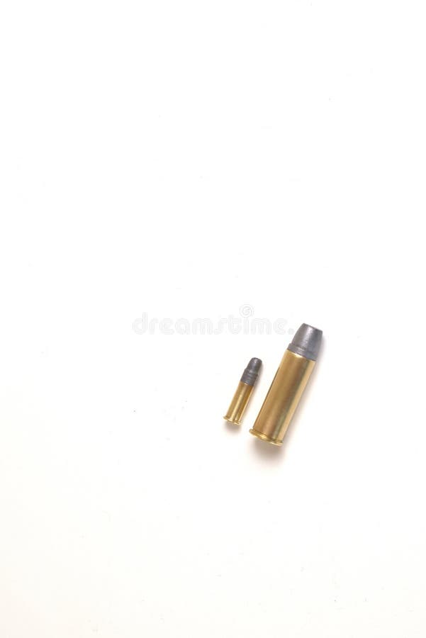 Dwa kule różnego kalibru, jeden to... 22, drugie a 44 Magnum ciężki zdjęcie stock Dwa kule różnego kalibru, jeden to... 22, drugie a 44 Magnum ciężki zdjęcie stock