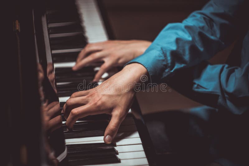 Dwa m?skiej r?ki na pianinie palmy k?amaj? na kluczach crosswise i bawi? si? klawiaturowego instrument w muzycznej szkole Ucze? u obraz stock Dwa m?skiej r?ki na pianinie palmy k?amaj? na kluczach crosswise i bawi? si? klawiaturowego instrument w muzycznej szkole Ucze? u obraz stock