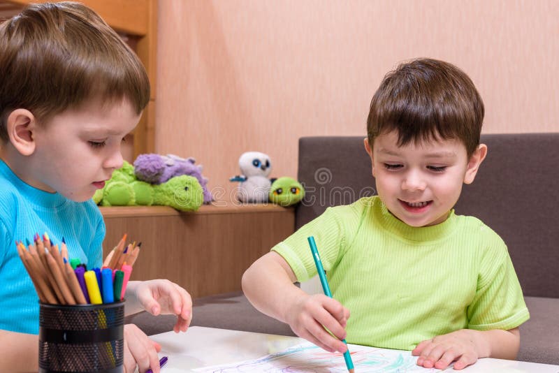 Dwa małego caucasian przyjaciela bawić się z udziałami kolorowi plastikowi bloki salowi Aktywne dzieciak chłopiec, rodzeństwa mie zdjęcia stock Dwa małego caucasian przyjaciela bawić się z udziałami kolorowi plastikowi bloki salowi Aktywne dzieciak chłopiec, rodzeństwa mie zdjęcia stock