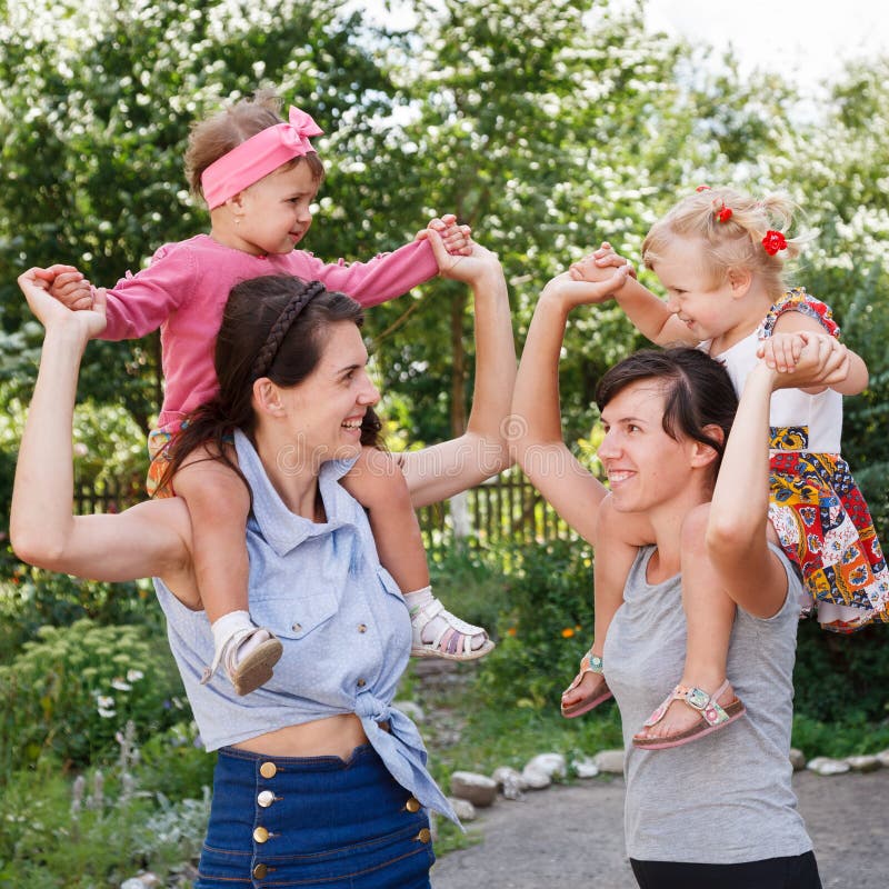 Dwa mums z ich dzieciakami fotografia royalty free Dwa mums z ich dzieciakami fotografia royalty free