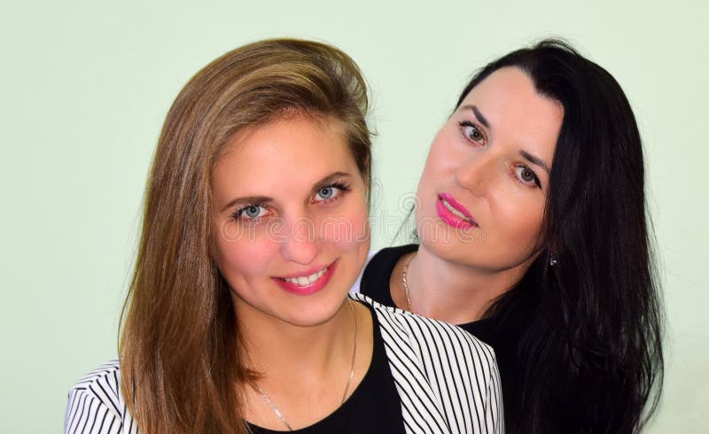 dwa młode kobiety portret Kobieta i kobieta blondynka brunetka zdjęcie royalty free dwa młode kobiety portret Kobieta i kobieta blondynka brunetka zdjęcie royalty free