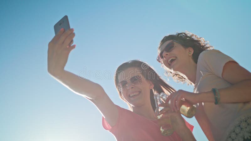 Dwa młodej damy Robi Selfie na plaży