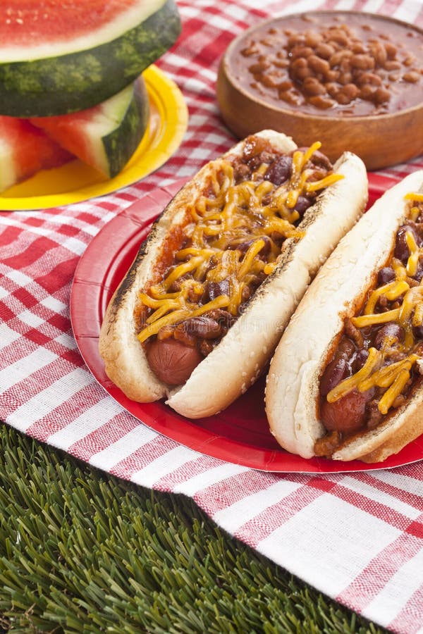 Dwa piec na grillu chili hotdog kanapki zdjęcia stock Dwa piec na grillu chili hotdog kanapki zdjęcia stock