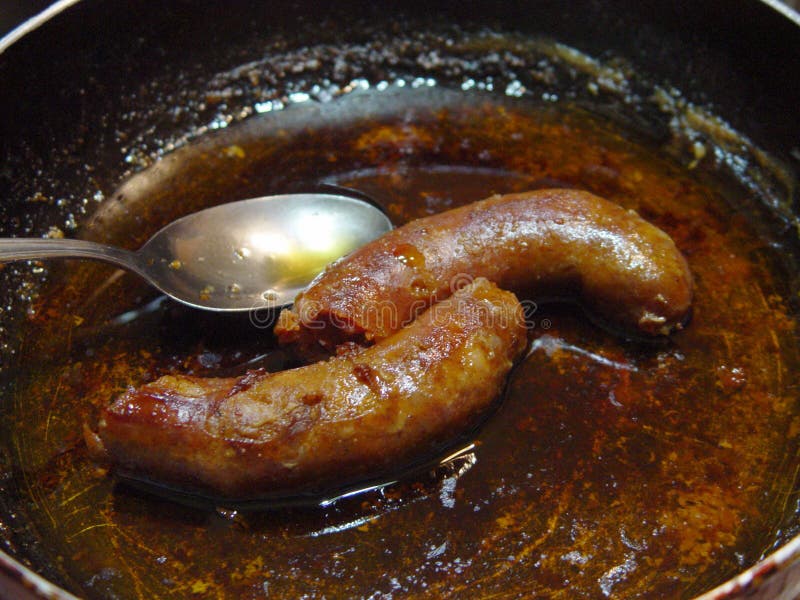 Dwa piec na grillu kiełbasy w niecce obraz stock Dwa piec na grillu kiełbasy w niecce obraz stock