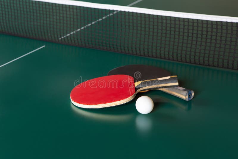 Dwa pingpongowego kanta i pi?ka na zielonym stole Ping-pong sie? obraz stock Dwa pingpongowego kanta i pi?ka na zielonym stole Ping-pong sie? obraz stock