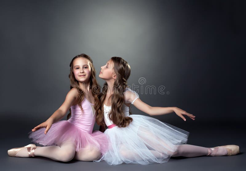 Dwa pięknej młodej baleriny pozuje przy kamerą