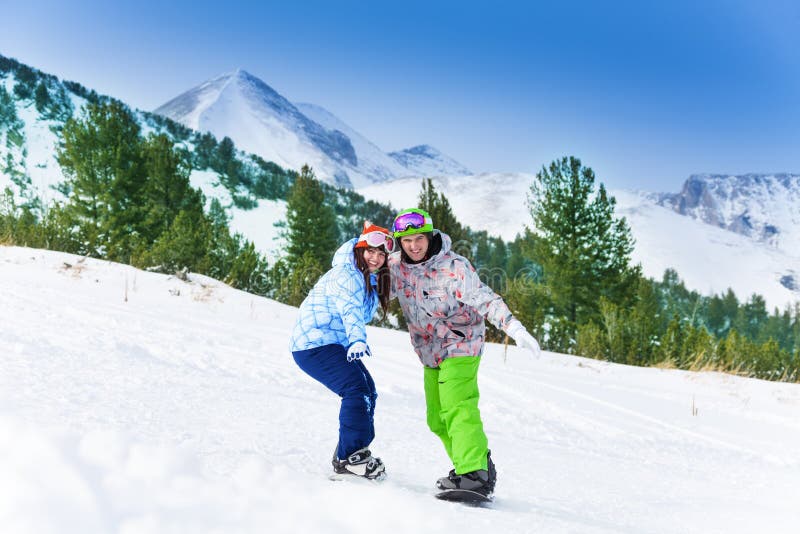 Dwa przyjaciela stoi na snowboards balansować zdjęcia stock Dwa przyjaciela stoi na snowboards balansować zdjęcia stock