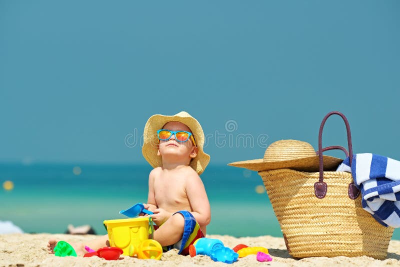 Dwa roczniaka berbeć bawić się na plaży zdjęcia royalty free Dwa roczniaka berbeć bawić się na plaży zdjęcia royalty free