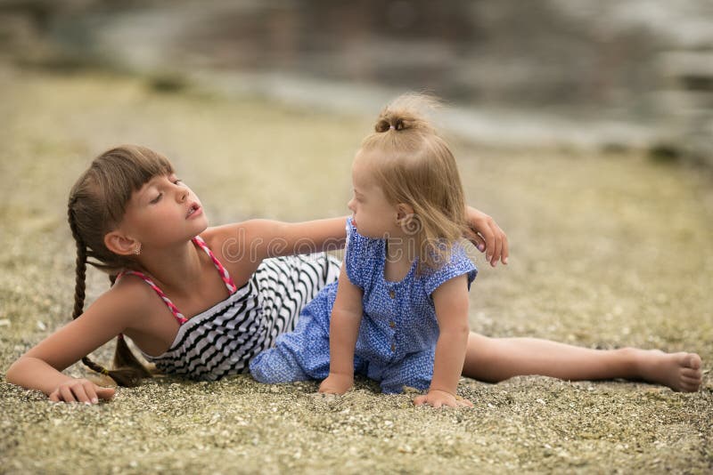 Dwa siostry bawić się na plaży obrazy stock Dwa siostry bawić się na plaży obrazy stock