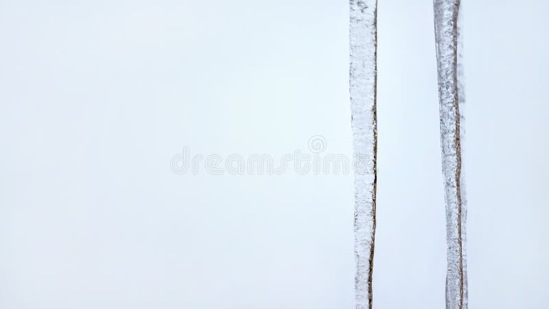 Dwa sopla z bławym chmurzącym niebem w tle Szeroki sztandar, przestrzeń dla tekst lewej strony obraz stock Dwa sopla z bławym chmurzącym niebem w tle Szeroki sztandar, przestrzeń dla tekst lewej strony obraz stock