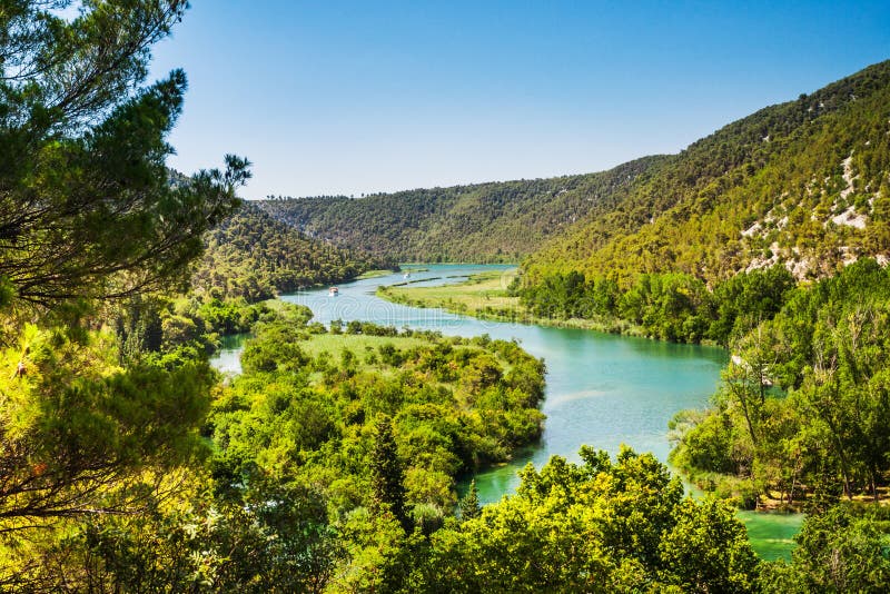 Dwa statków żagiel na rzece Wokoło gór i lasu Krka, park narodowy, Dalmatia, Chorwacja obraz royalty free Dwa statków żagiel na rzece Wokoło gór i lasu Krka, park narodowy, Dalmatia, Chorwacja obraz royalty free