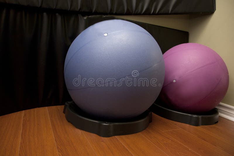 Dwa trening balansowej piłki zdjęcie stock Dwa trening balansowej piłki zdjęcie stock