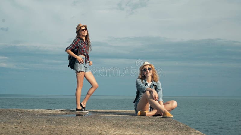 Dwa turystów młoda kobieta zwiedza w pięknym miejscu