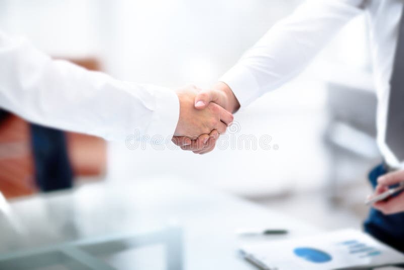 Dwa ufnej biznesowego mężczyzna chwiania ręki podczas spotkania w biurze, sukcesie, rozdawać, powitaniu i partnera pojęciu, obraz royalty free Dwa ufnej biznesowego mężczyzna chwiania ręki podczas spotkania w biurze, sukcesie, rozdawać, powitaniu i partnera pojęciu, obraz royalty free