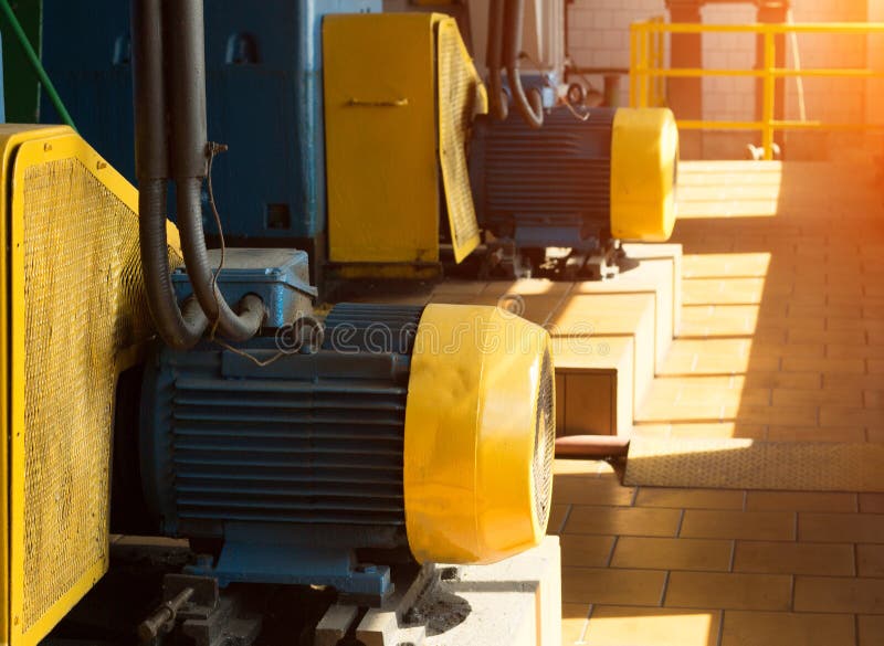 Dwa wielkiego elektrycznego silnika w produkcja warsztacie przeciw tłu światło słoneczne, elektryczny silnik zdjęcie stock Dwa wielkiego elektrycznego silnika w produkcja warsztacie przeciw tłu światło słoneczne, elektryczny silnik zdjęcie stock