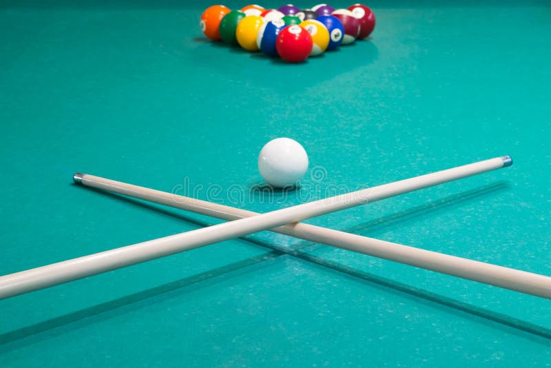Dwa wskazówki billiards i piłki są na hazardu stole zdjęcia royalty free Dwa wskazówki billiards i piłki są na hazardu stole zdjęcia royalty free