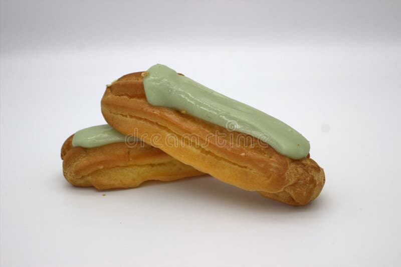 Dwa Wy?mienicie Pistacjowego Eclairs Odosobniony wizerunek na bia?ym tle zdjęcie stock Dwa Wy?mienicie Pistacjowego Eclairs Odosobniony wizerunek na bia?ym tle zdjęcie stock