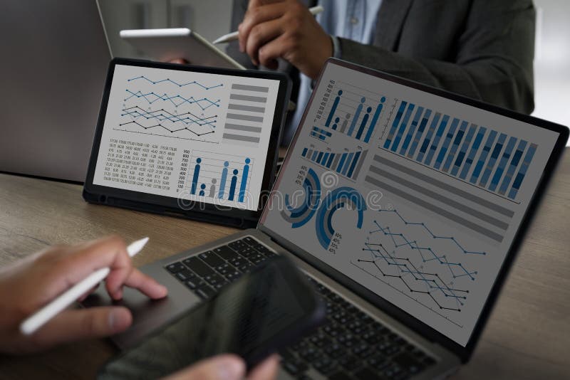 Dwa zyski z analizy danych biznesowych na ekranie komputera, analizujące dane dotyczące sprzedaży finansowej planowania marketingu