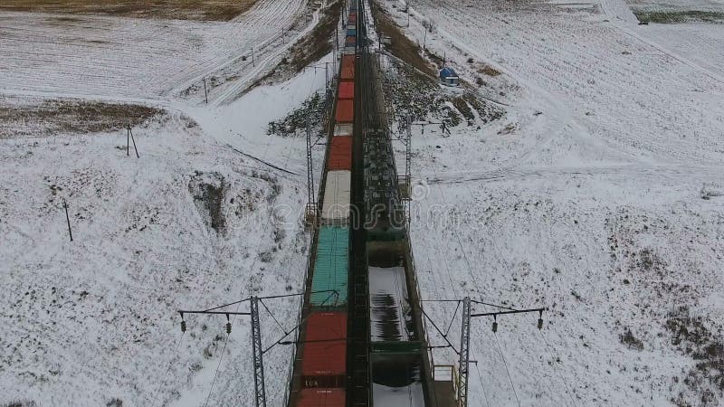 Dwa ładunku pociągu iść w kierunku each inni dostarcza towary, paliwo, petrolium w zimie