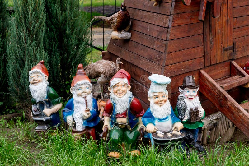 Dwarfs dekorerar trädgården nära huset Skulpterar sagolika dvärgar arkivfoton Dwarfs dekorerar trädgården nära huset Skulpterar sagolika dvärgar arkivfoton