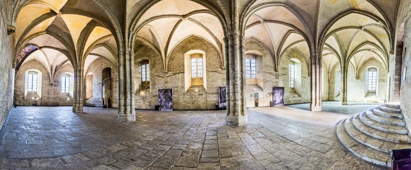 Dwarsboogruimte in het Pauselijke Paleis in Avignon stock afbeelding Dwarsboogruimte in het Pauselijke Paleis in Avignon stock afbeelding