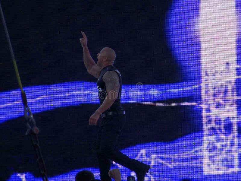 Dwayne Johnson face o intrare surpriză în fața ecranului cu ecran royalty free stock images