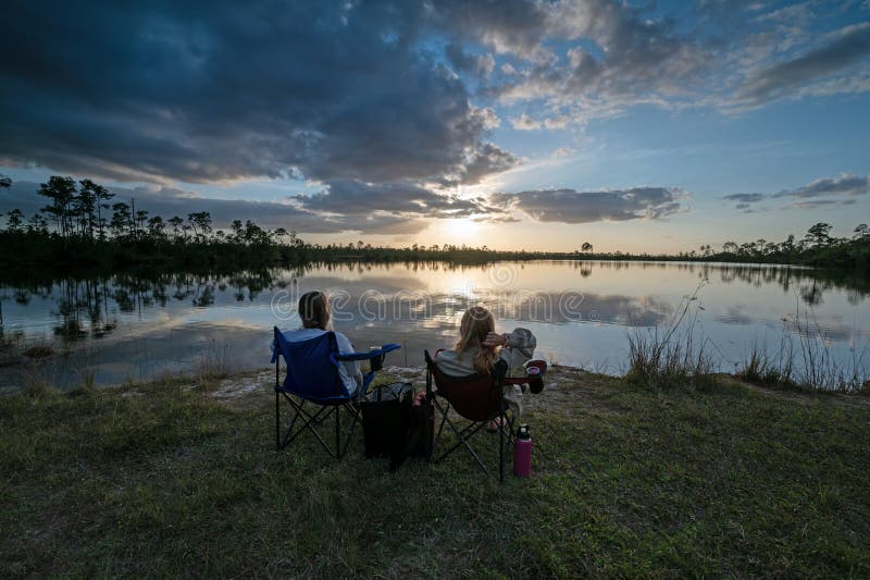 Dwie kobiety lubią zachód słońca w sosnowym jeziorze w parku narodowym everglades. zdjęcie stock